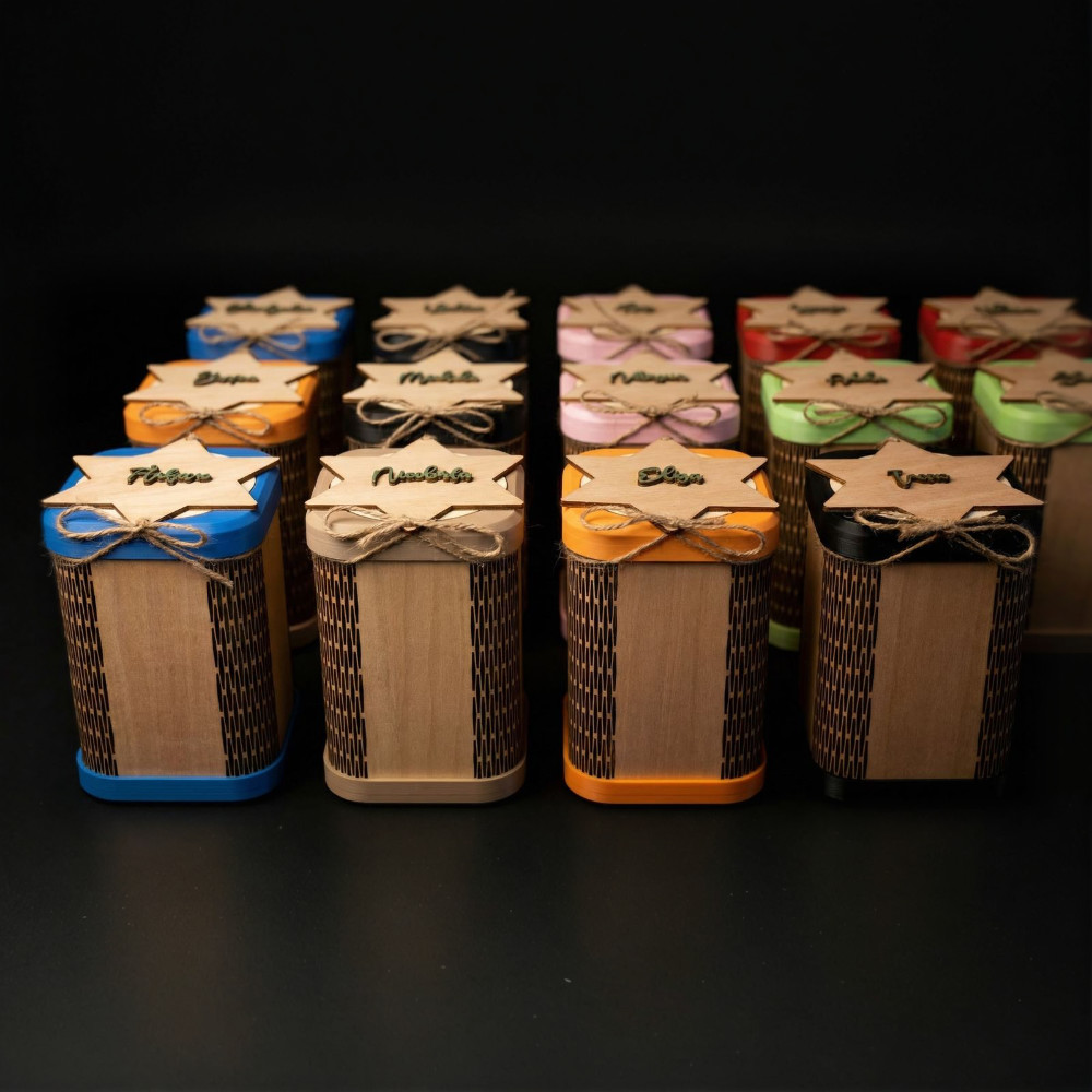 Confezioni regalo personalizzate in legno con tag a stella e colori diversi